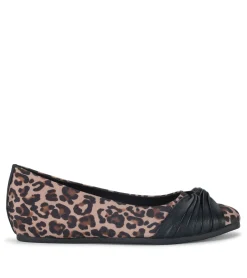 Baretraps Chainey Casual Flat